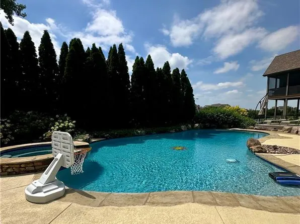 13820 Horton Dr, Overland Park, KS 66223