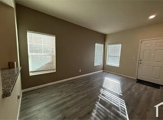 3 bed, 1214 sqft, $2,550 — Photo 4