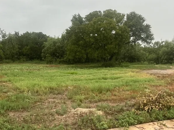 21 Rio Seco Drive, Uvalde, TX 78801