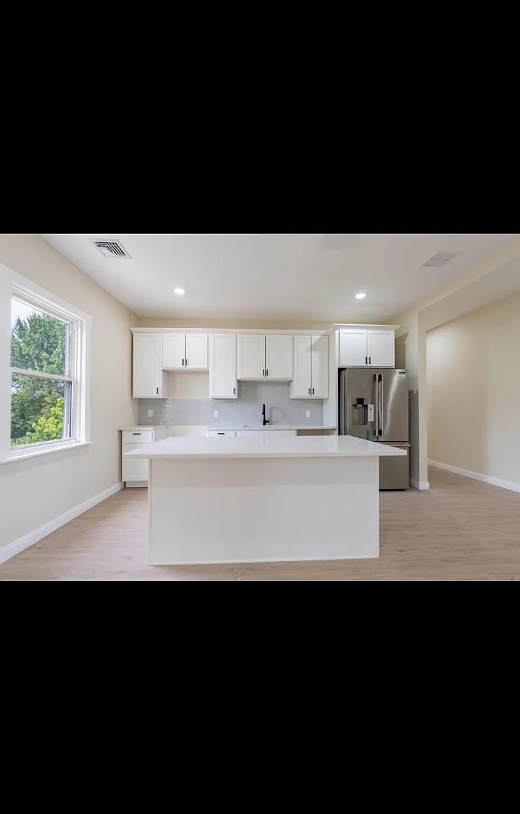 2 bed, 1200 sqft, $2,300 — Photo 4