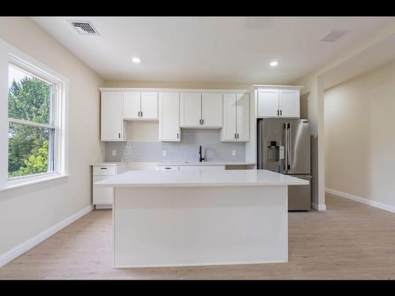 4th image of 1187 Westminster St #3R