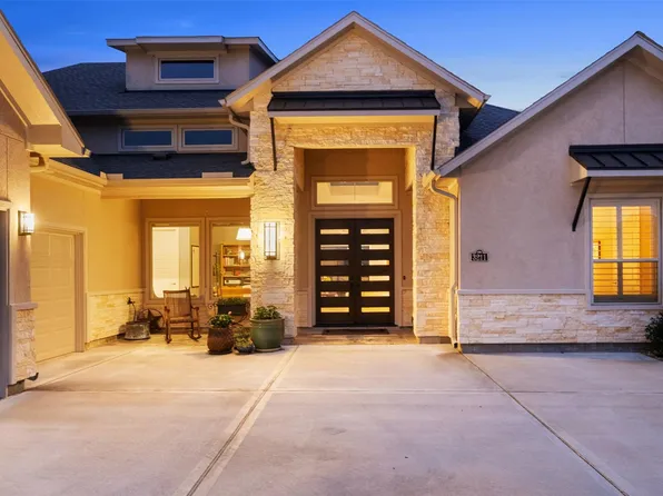 3211 Whispering Pecans Dr, Weston Lakes, TX 77441