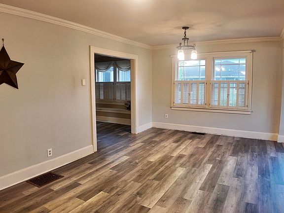 3rd image of 3031 E Broadway St