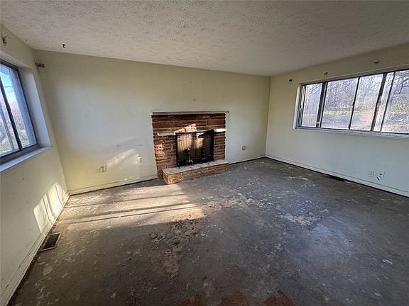2nd image of 1732 Pierce Dr