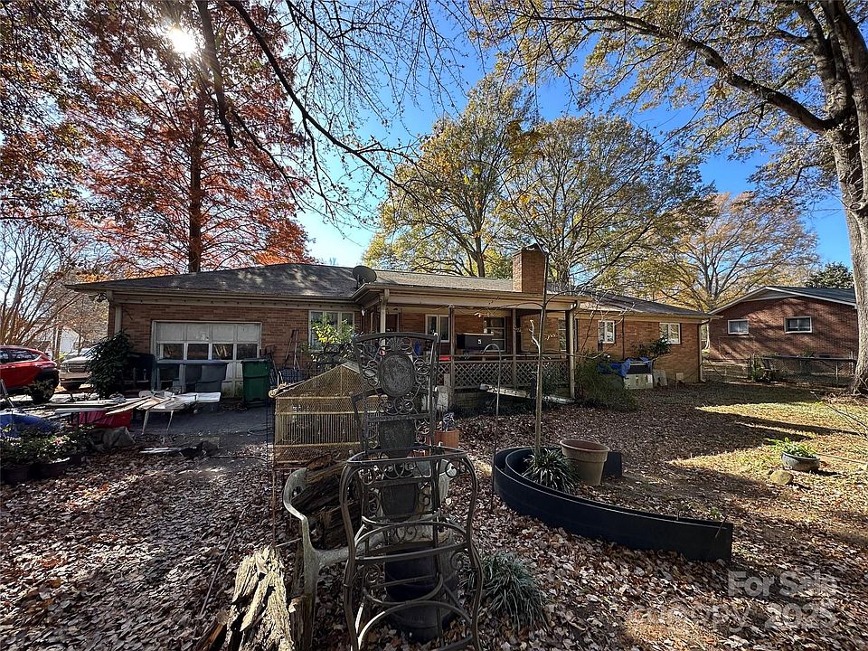2nd image of 6547 Louglen Cres
