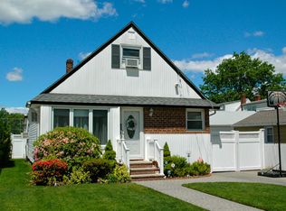 1400 Jefferson St, Floral Park, NY 11001