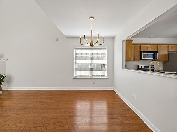 5th image of 616 Twin Oaks Ct
