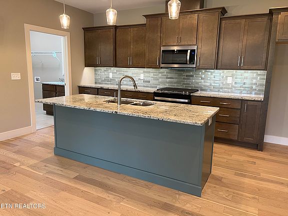 5th image of 726 Greenhead Ln