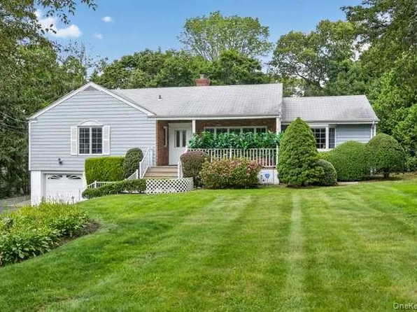 4 Woodleaf Court, Cold Spring Harbor, NY 11724