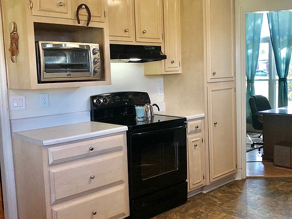 4th image of 150 Saint Clair Dr