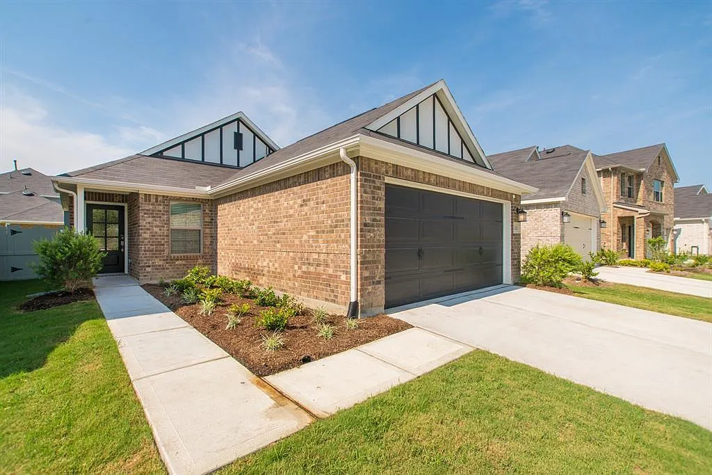 3 bed, 2.0 bath, 1381 sqft, $2,300 — Photo 3