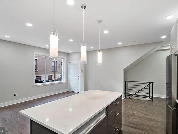 3rd image of 1436 Montrose St #A