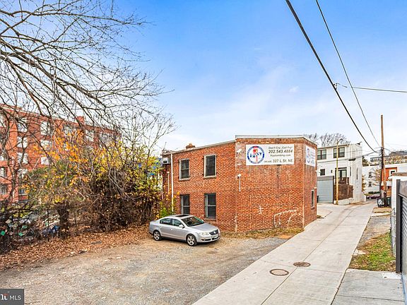 4th image of 327 Street NE Rear L