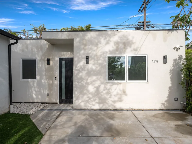 1215 S Point View — Photo 14