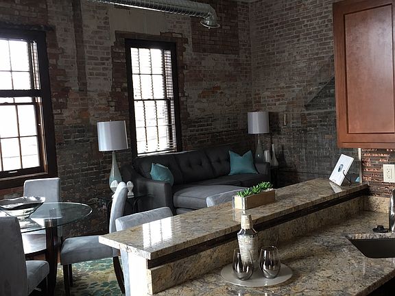 2nd image of 916 Main St APT 316