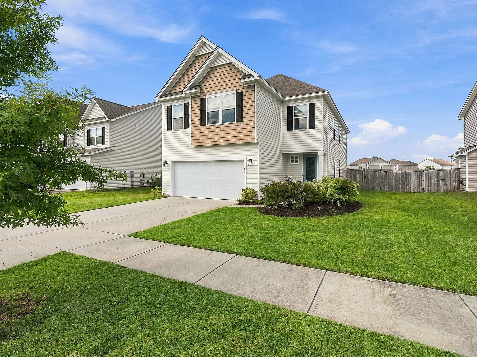 4 bed, 2.5 bath, 2600 sqft, $2,700 — Photo 2