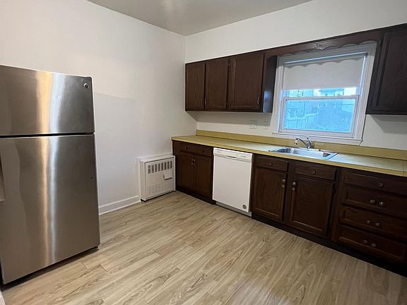 Kitchen (view 2)