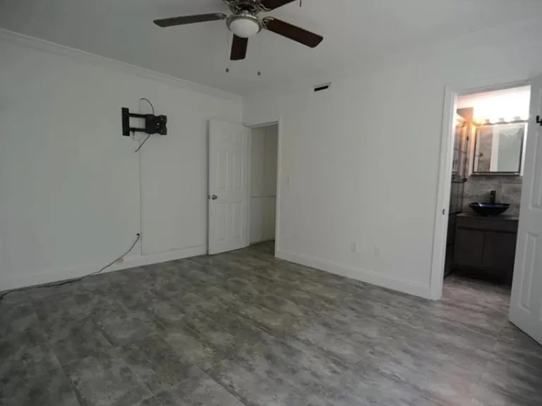3721 NE 170th St #1 — Photo 9