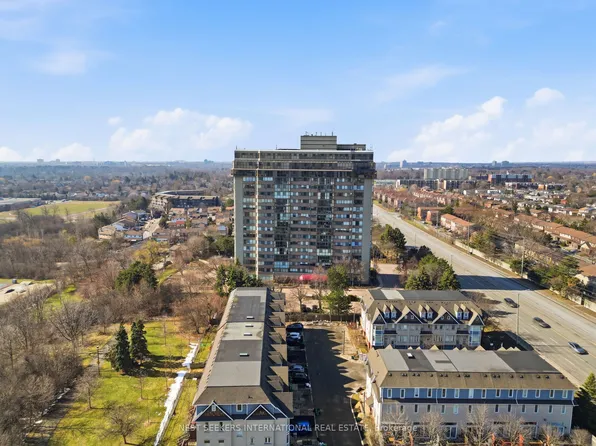 880 Dundas St W #1604, Mississauga, ON L5C 4H3