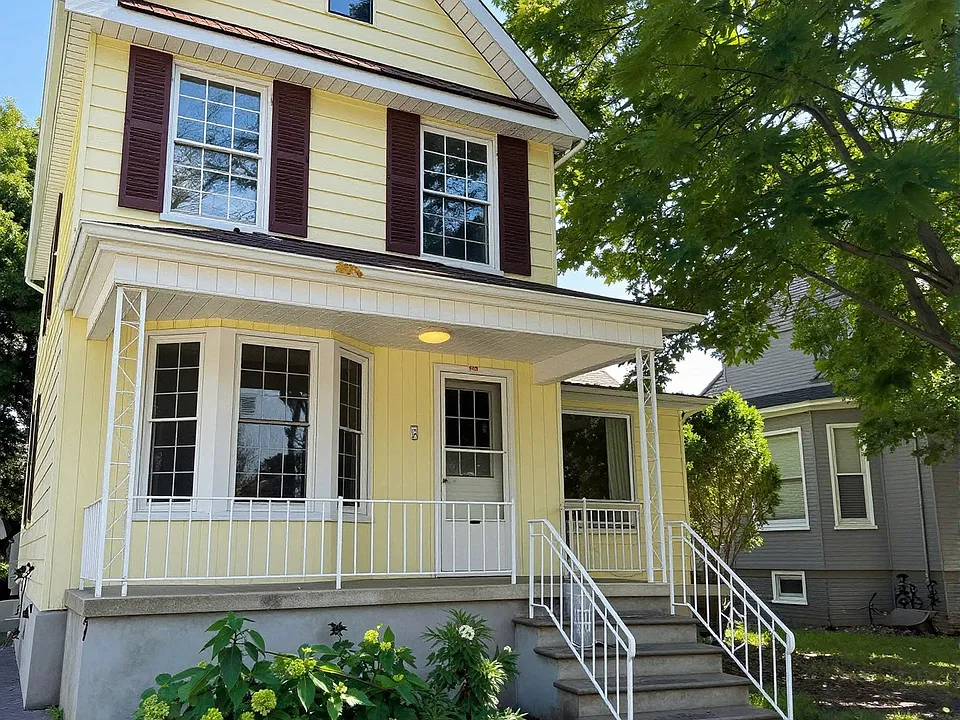 386 Russell St S