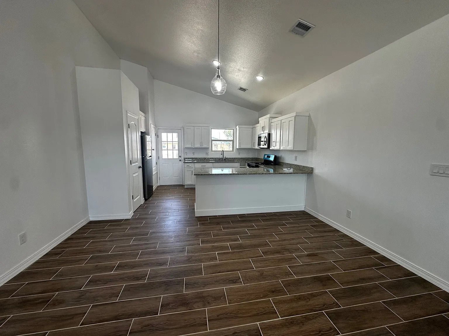 4 bed, 2.5 bath, 1575 sqft, $1,675 — Photo 2