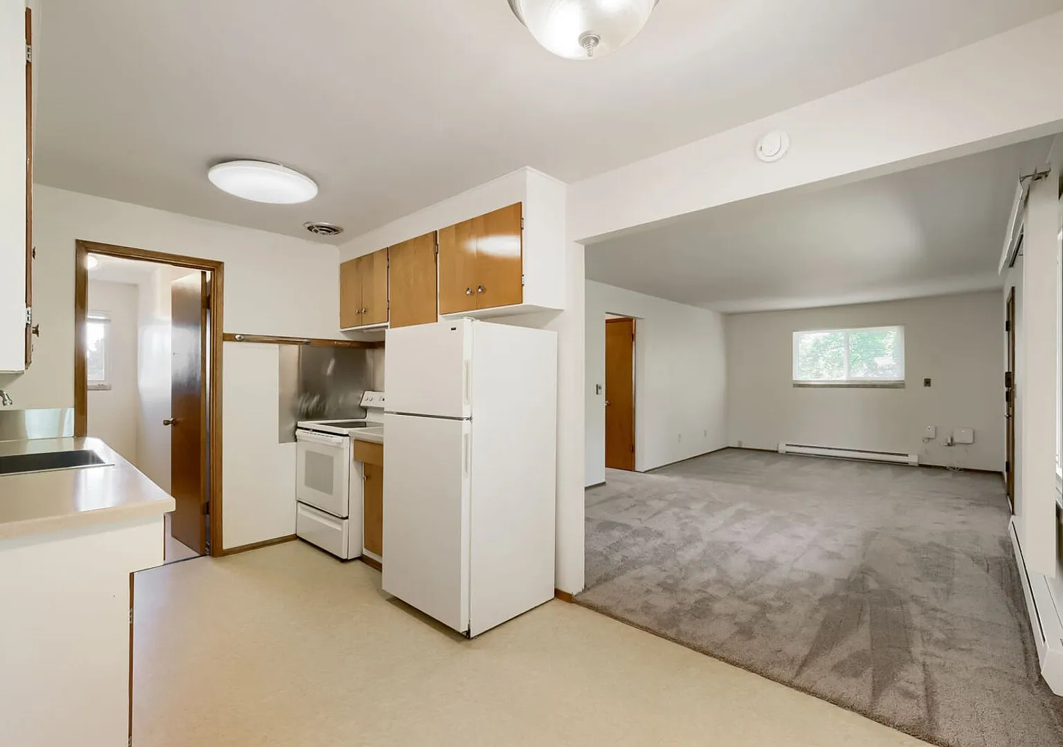 Top Floor 2bed/1bath Apartment Near Greenlake! — Photo 4