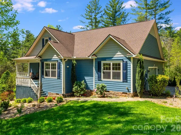 323 Daylily Dr, Hendersonville, NC 28739