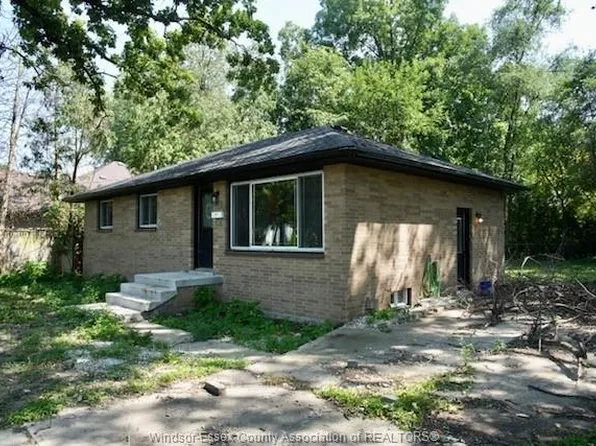 955 Roseland Dr S, Windsor, ON N9G 1T9