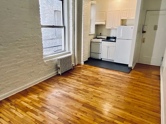 3rd image of 429 W 46th St APT 1E