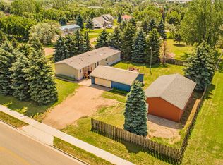 122 42nd St E, Williston, ND 58801