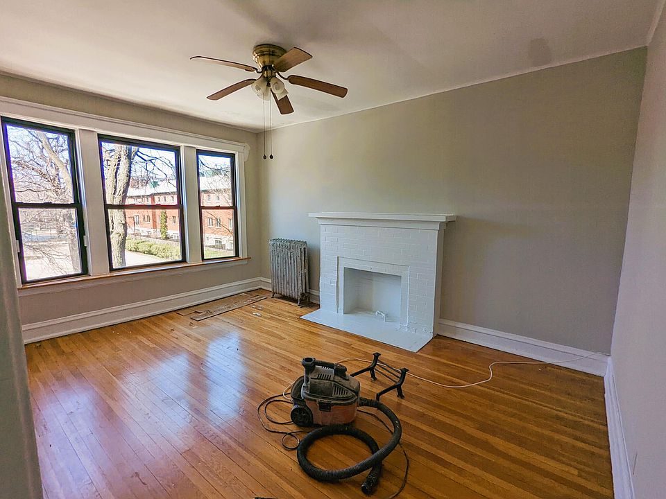 Living room freshly painted - decorative fireplace - 3 large windows