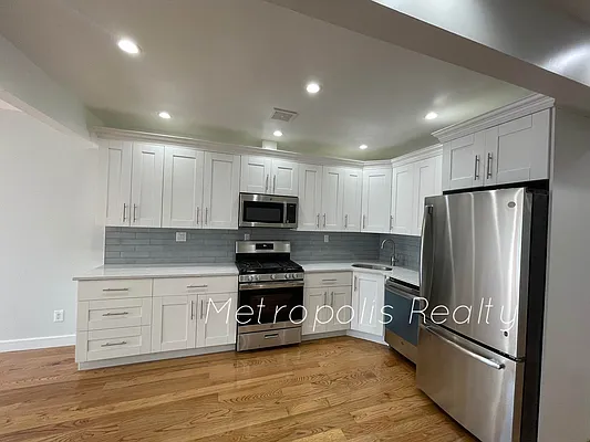 Rented by Metropolis International Realty Inc. | media 14