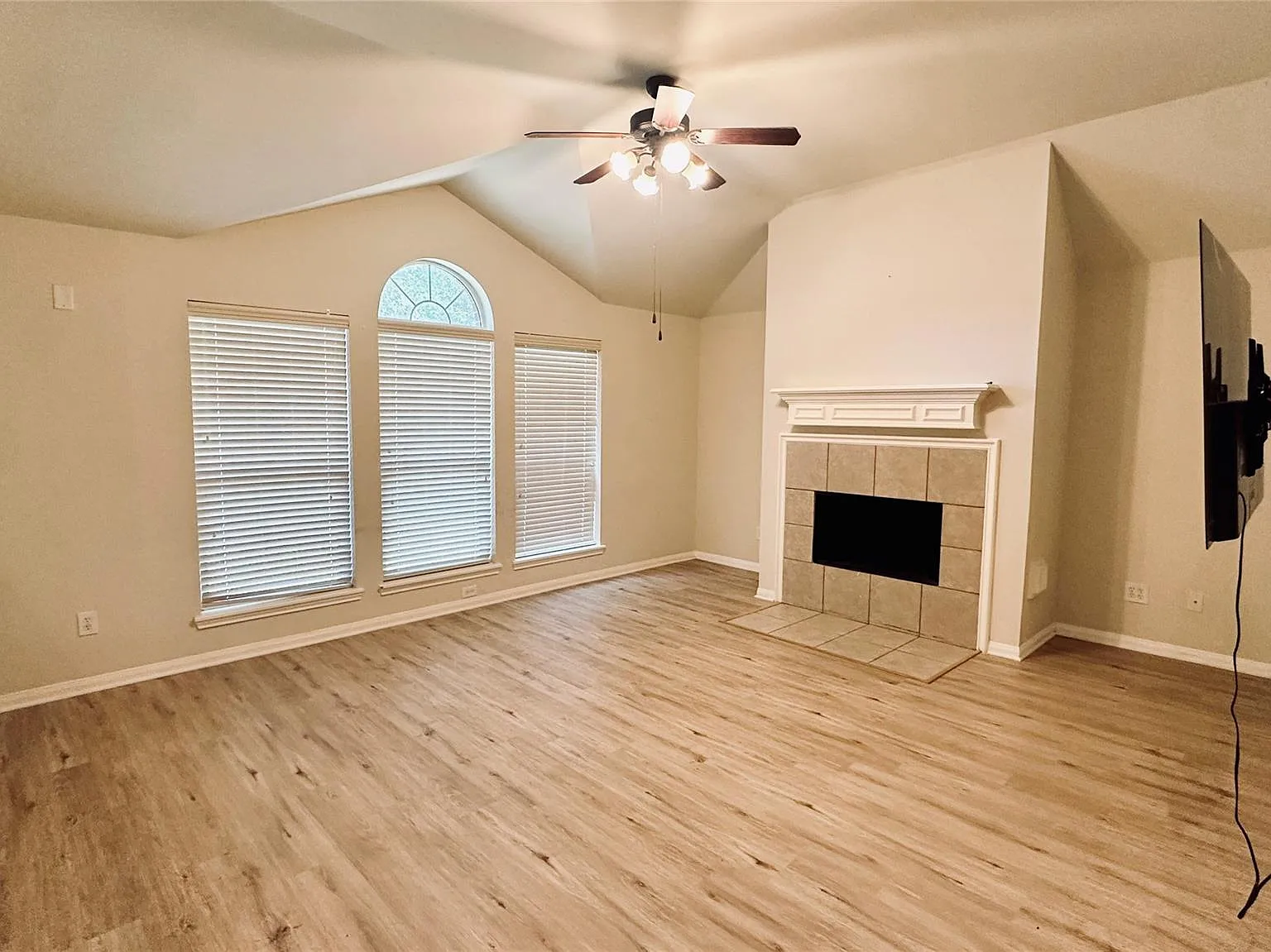4 bed, 2.0 bath, 2451 sqft, $2,400 — Photo 2