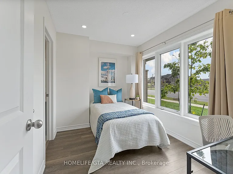 7 Holyrood Cres — Photo 7