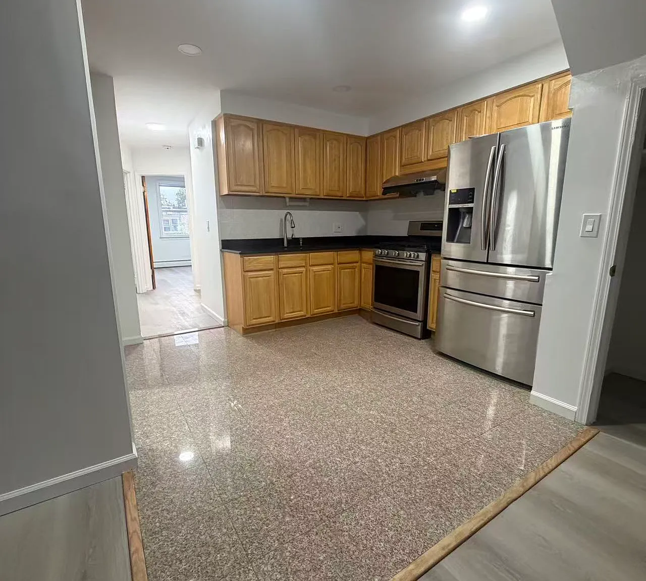 3 bed, 1075 sqft, $3,600 — Photo 2