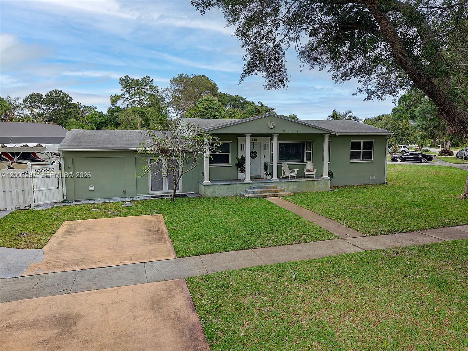 899 E Country Club Cir
