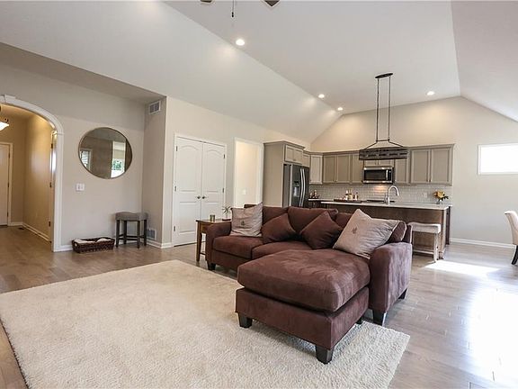 4th image of 5989 Redfield Dr #25
