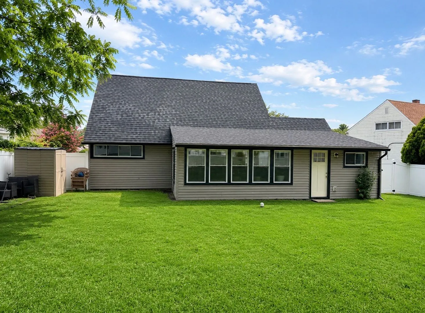 Beautiful fully renovated 5 bed 2 bath House with a sun room and large yard — Photo 3