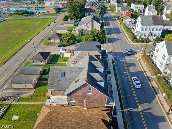 4th image of 390 Heckman St