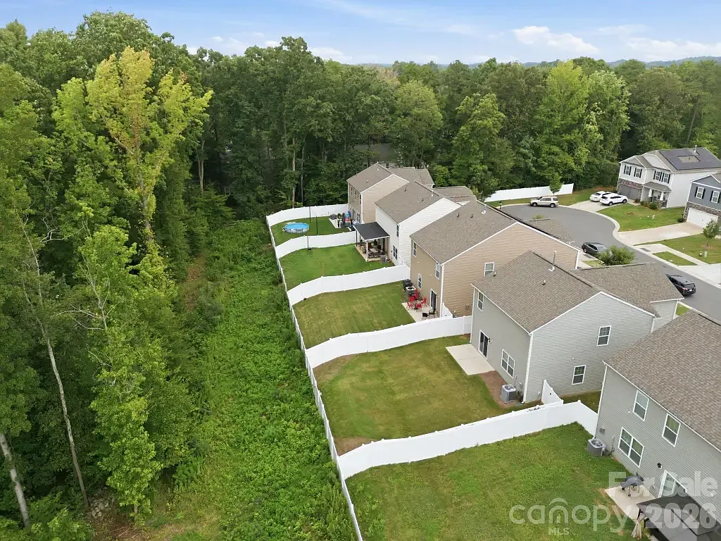 4 bed, 2020 sqft, $2,549 — Photo 2