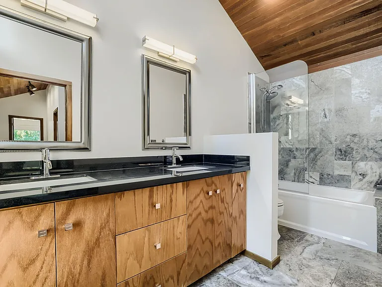 2532 E McGraw St — Photo 11