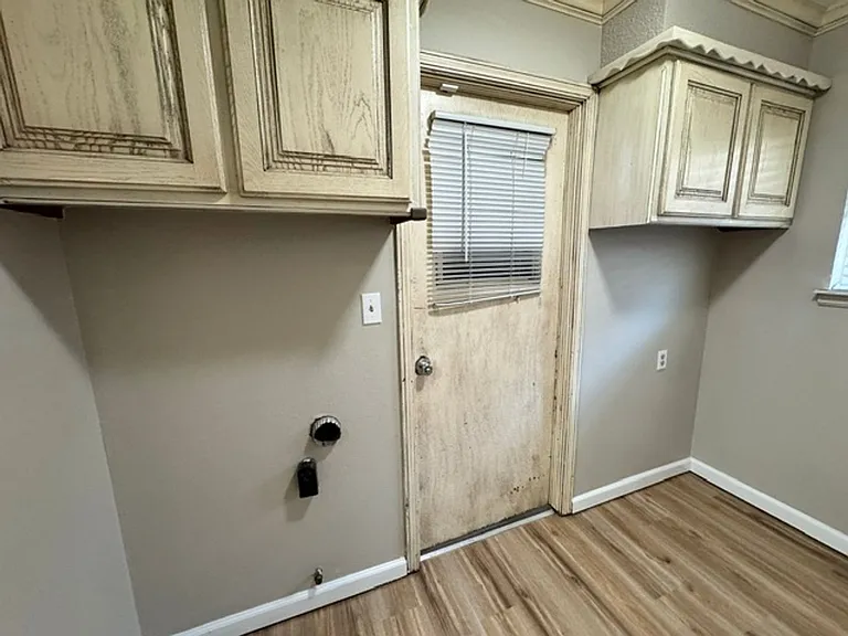 2204 Edgewood Dr — Photo 13