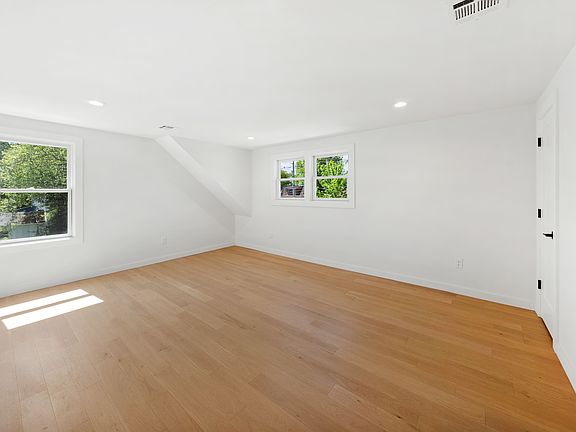 5th image of 3 Meadow Rd APT 3