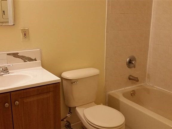 5th image of 82-23 Country Pointe Cir #1