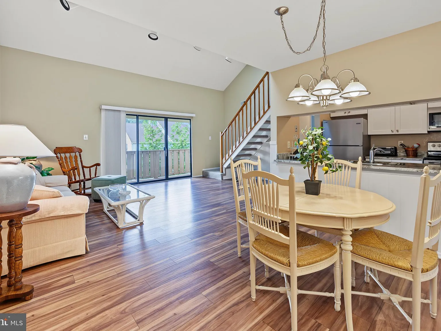 2 bed, 2.0 bath, 1092 sqft, $2,700 — Photo 2