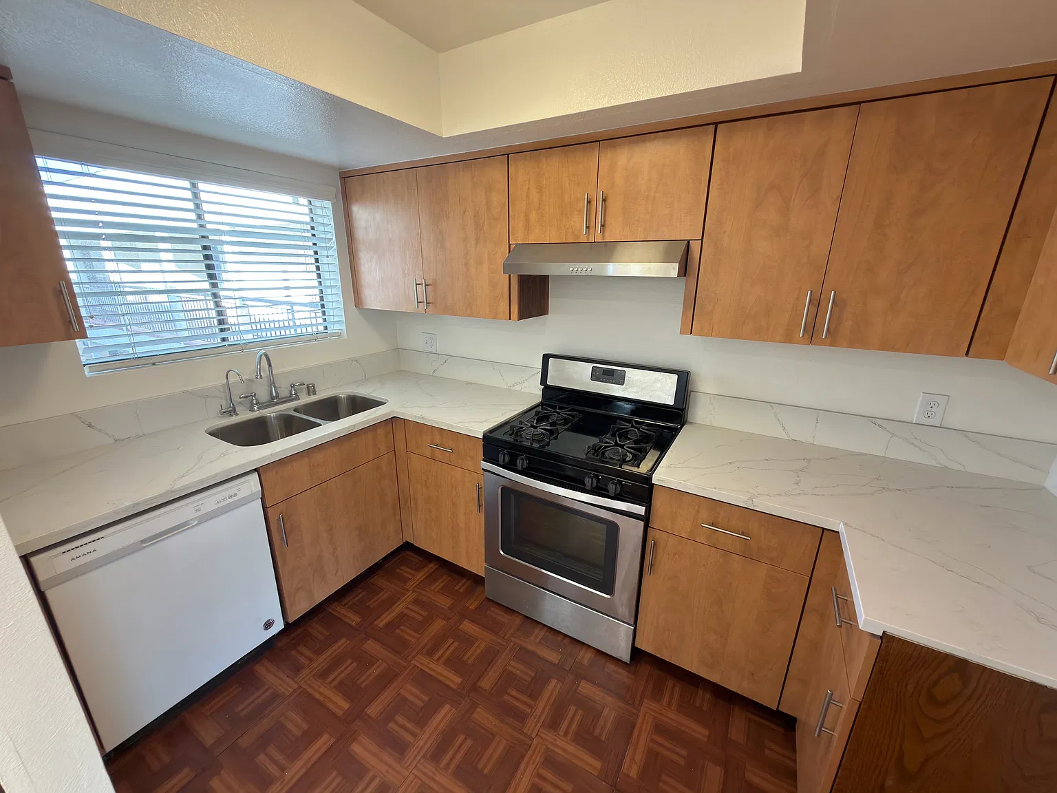 2 bed, 990 sqft, $2,695 — Photo 2