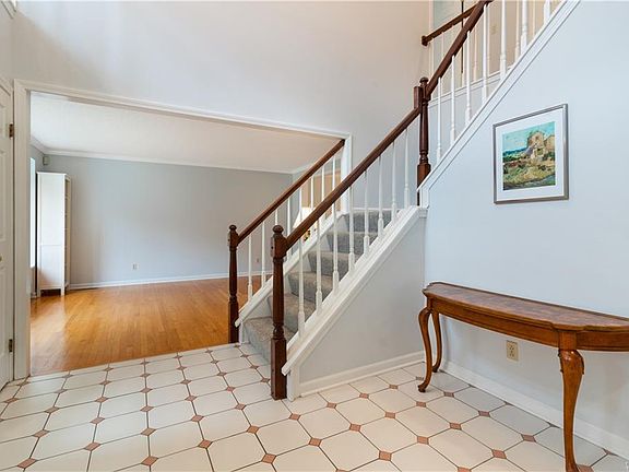 2nd image of 24 Gatesborough Ct
