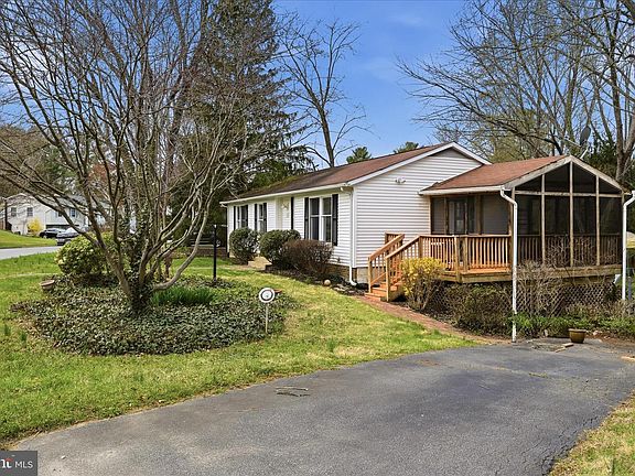 2nd image of 126 Applewood Ct
