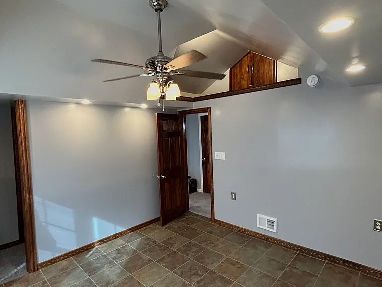 614 Warren St — Photo 30