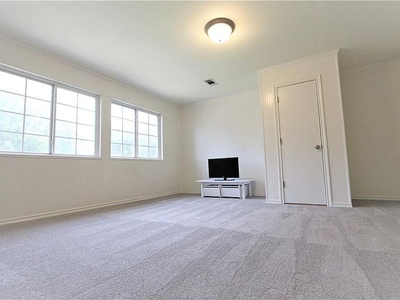 4th image of 1101 Sunset Dr